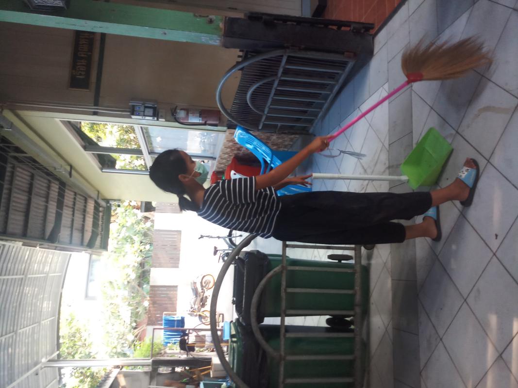 กวาดพื้นบริเวณหน้าโรงอาหาร