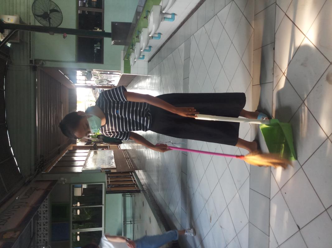 กวาดพื้นหน้าโรงอาหาร