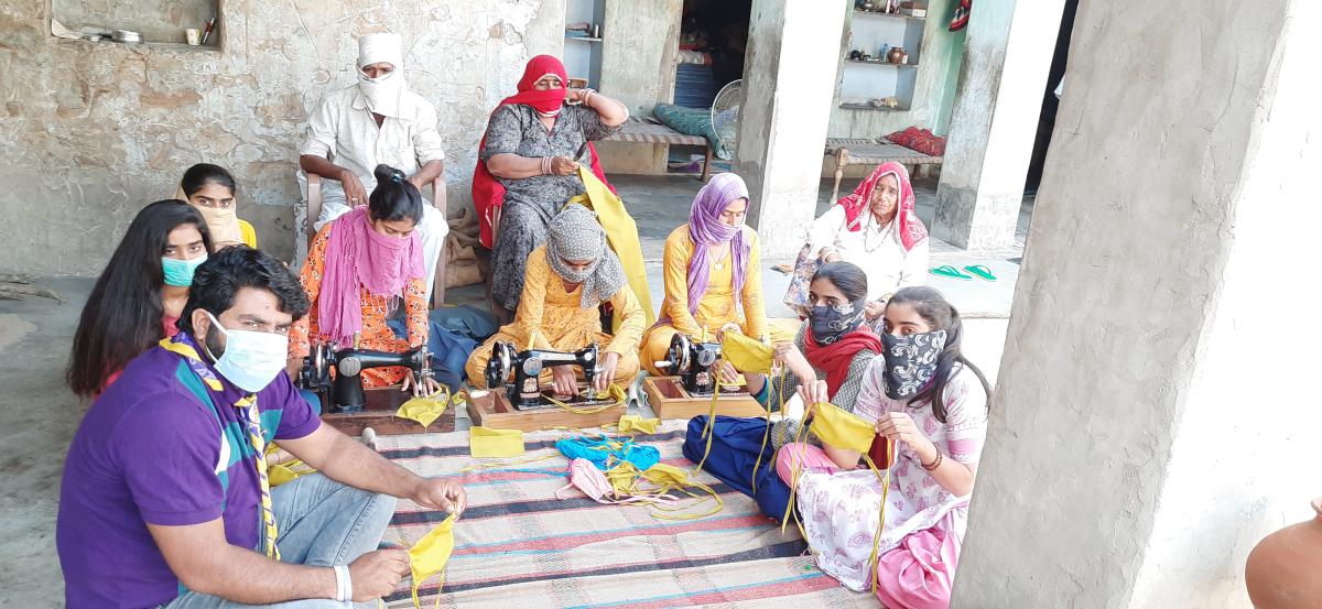 कोरोना महामारी से निपटने के लिये मास्क बनाते हुए । 