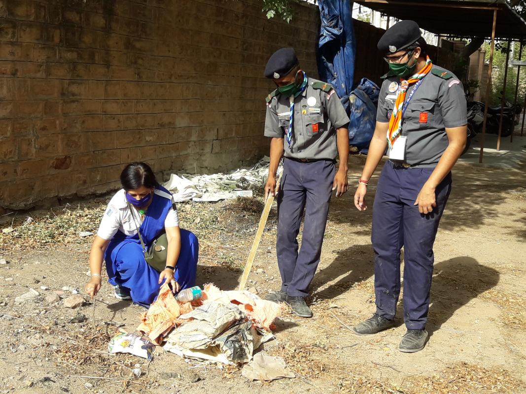कचरा प्रबंधन और निस्तारण करते हुए यूनिट लीडर सुमन चारण
