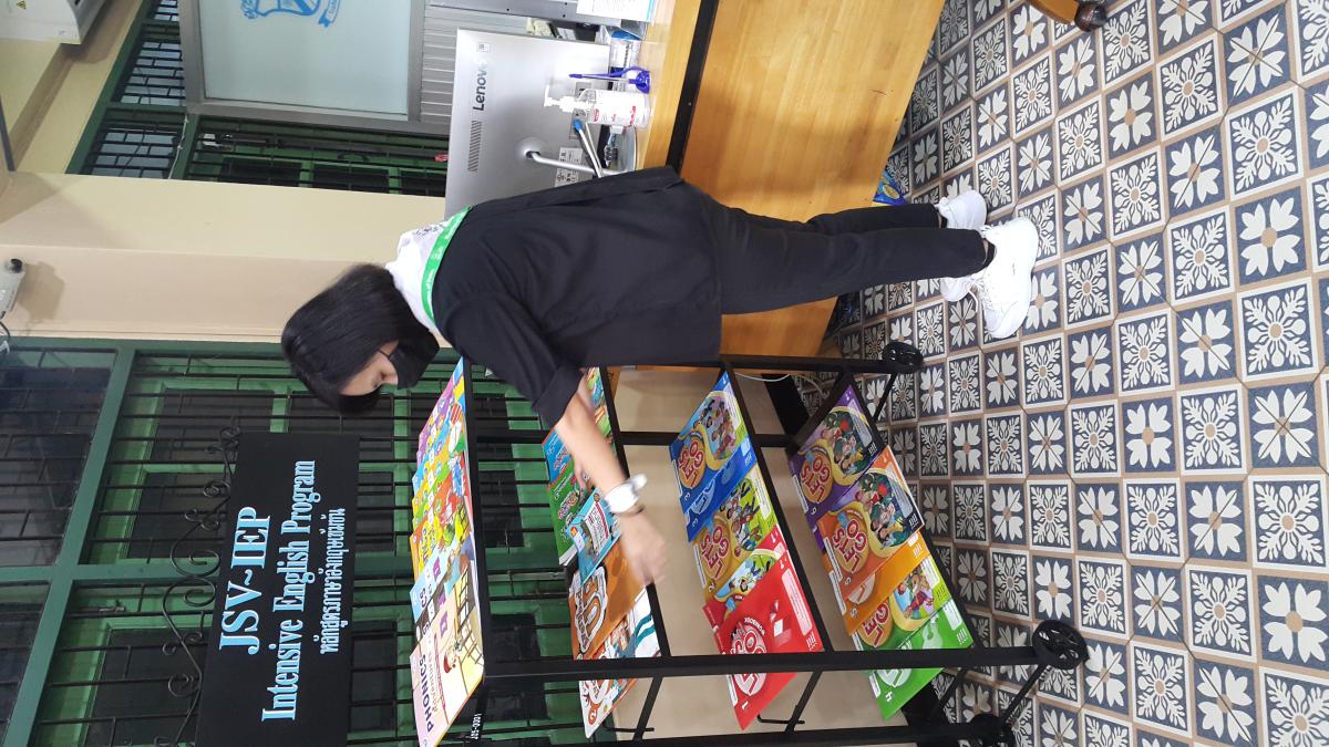 จิติาสาจัดเรียงหนังสือ