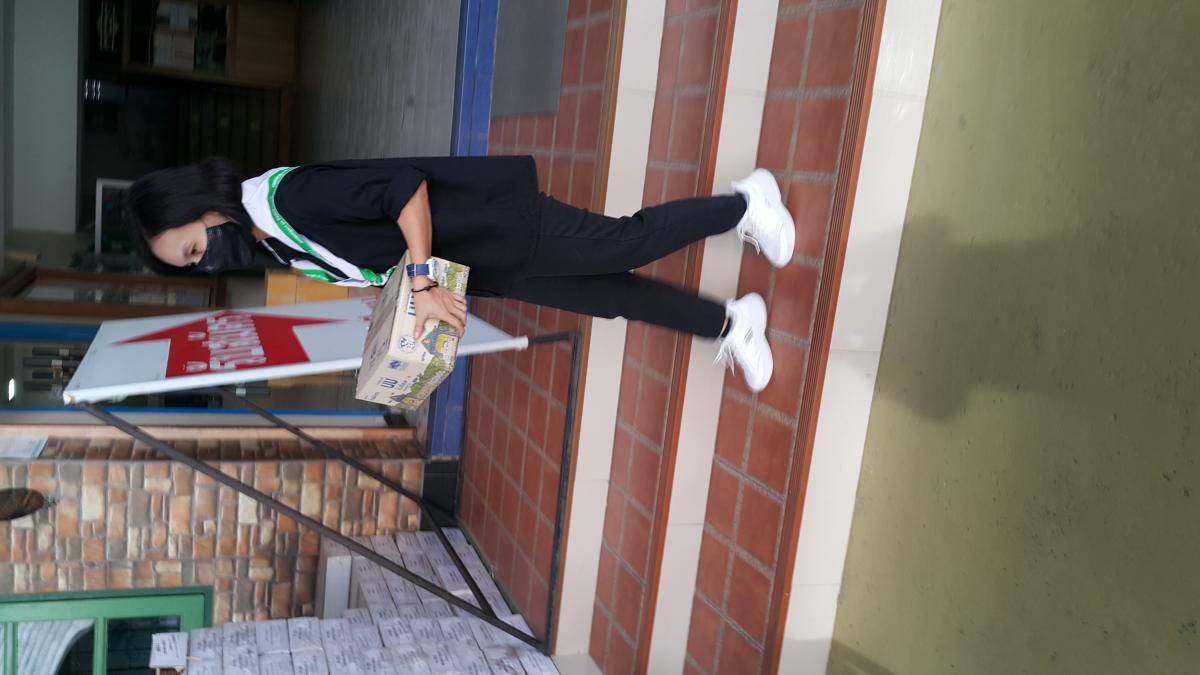 จิตอาสายกนมให้นักเรียน