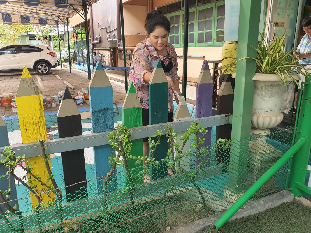 ช่วยทาสีรั้วโรงเรียน