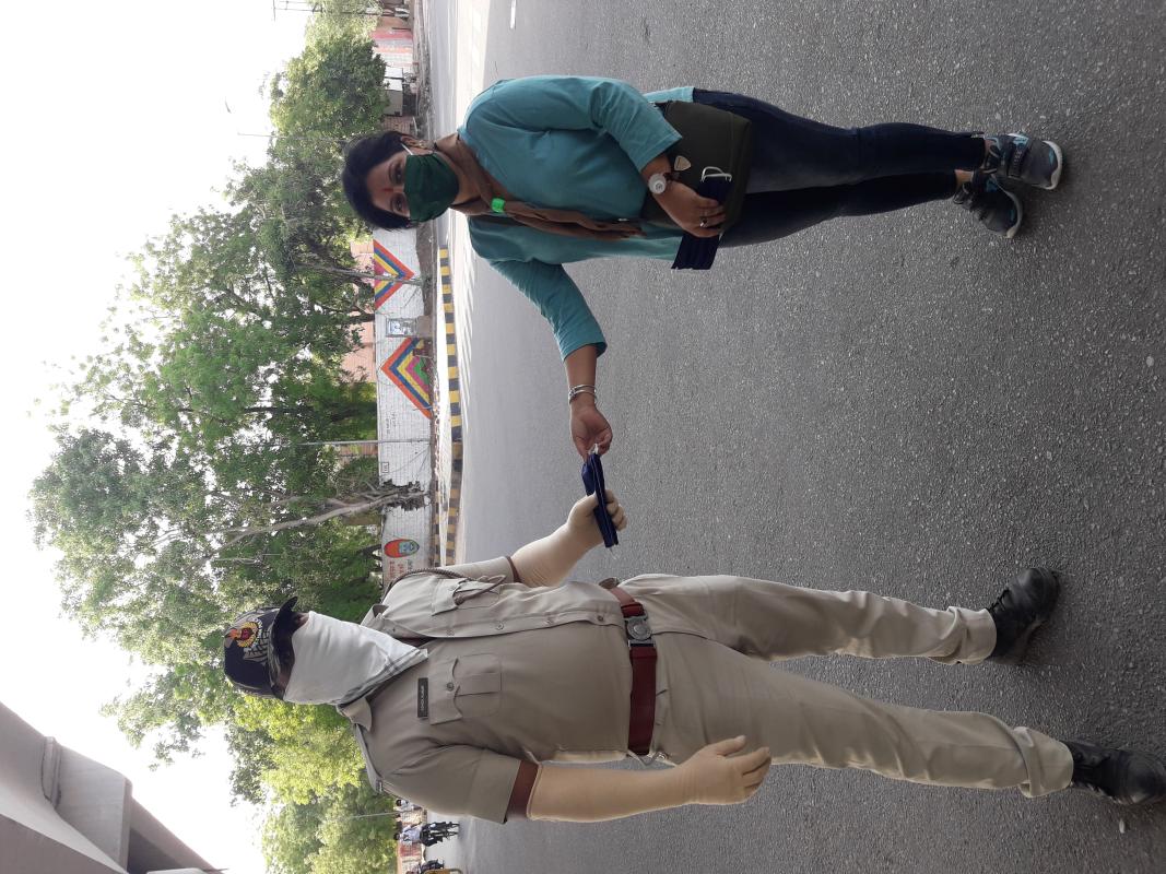 कोरोना योद्धा को मास्क देते हुए यूनिट लीडर सुमन चारण