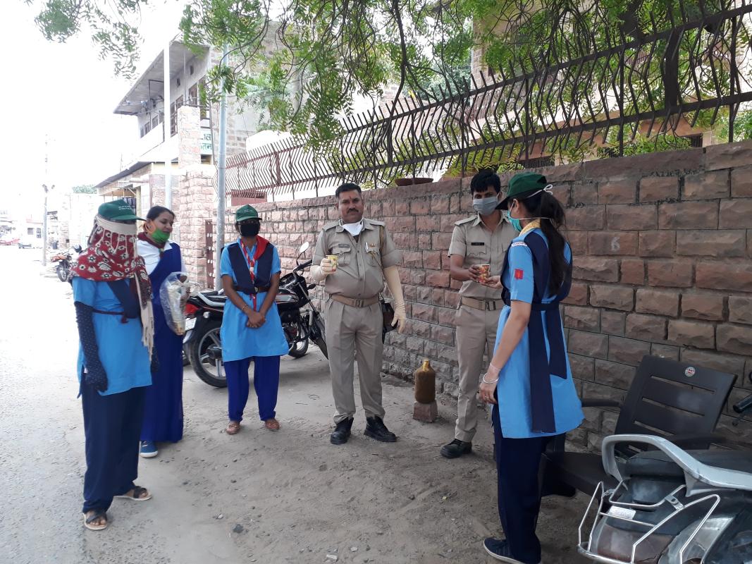 "तेज गर्मी में कोरोना योद्धाओं को पिलाया नीम्बू पानी" BSG-DHQ-jodhpur,rajasthan 