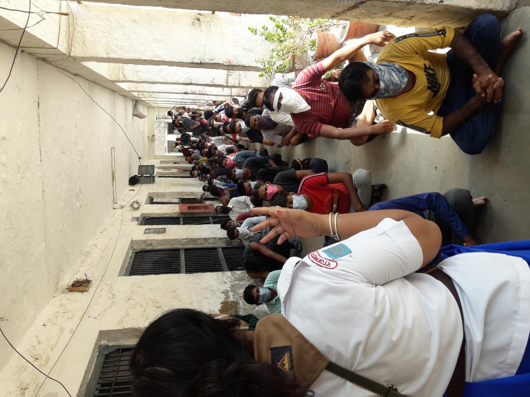 जेल के केदियो को मास्क वितरण व कोरोना वायरस संक्रमण के प्रति जागरूक करती यूनिट लीडर सुमन चारण