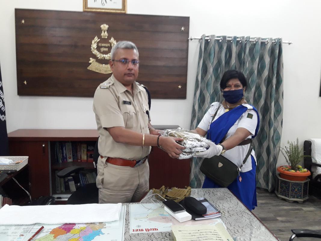 SP साहब श्रीमान राहुल कोटोकी  को खाकी कलर के मास्क बनाकर देते हुए यूनिट लीडर सुमन चारण