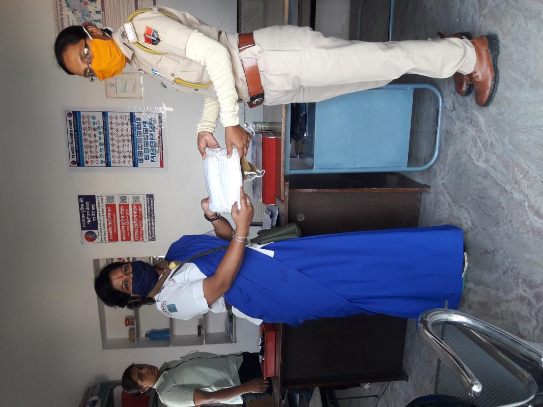 थानेदार गीता सिंह यातायात प्रभारी कार्यालय पाली को यूनिट लीडर सुमन चारण ने सोपे मास्क