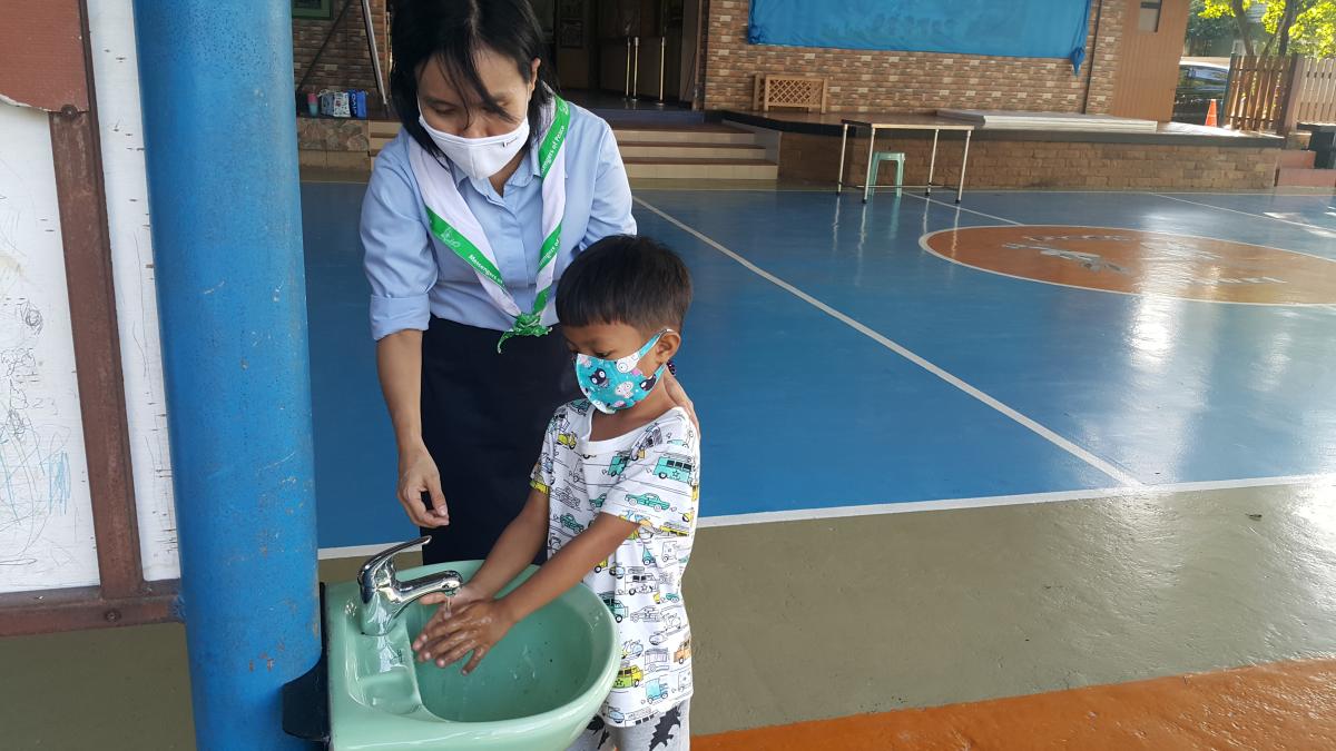 จิตอาสาสอนวิธีการล้างมือ