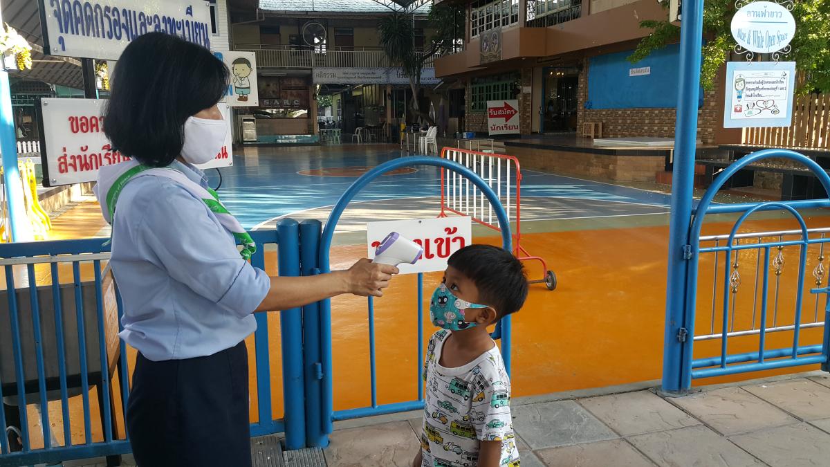 จิตอาสาตรวจวัดไข้ก่อนเข้าเรียน