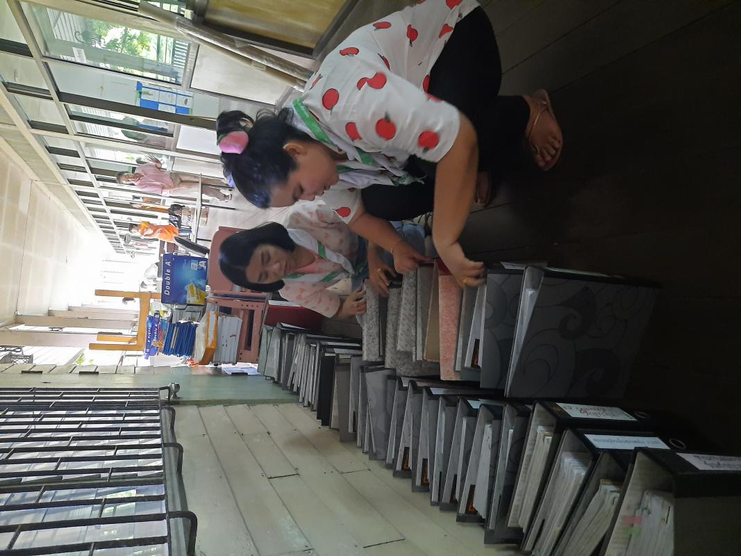 จิตอาสาช่วยจัดเรียงสิ่งของ