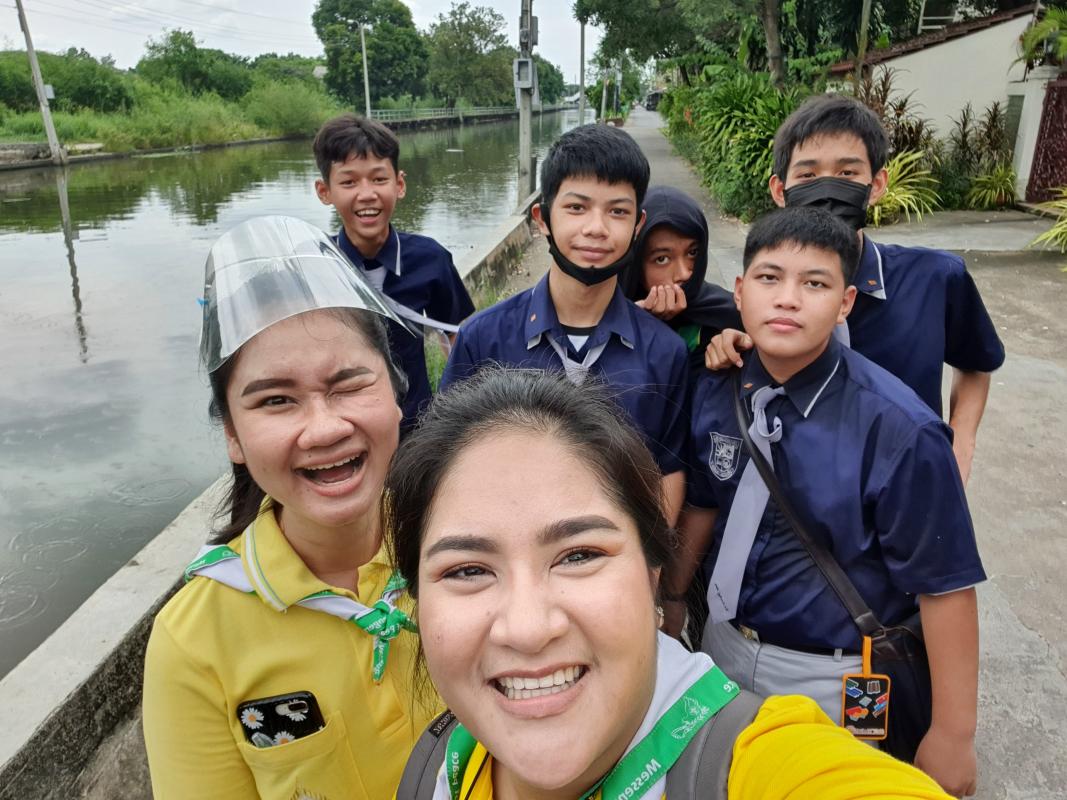 ทำจิตอาสาเก็บขยะริมคลอง