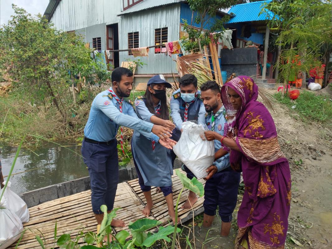 বন্যার্তদের সাহায্য