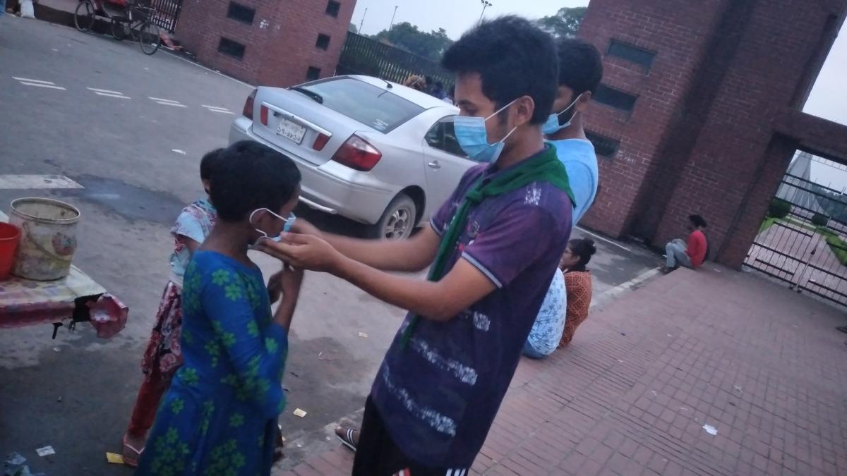 মাস্ক বিতরন