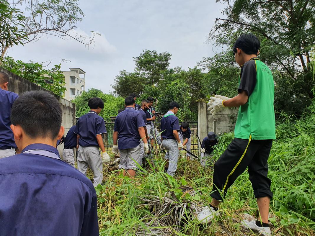 กิจกรรมจิตอาสา ดูแลนักเรียนทำกิจกรรมอาสา