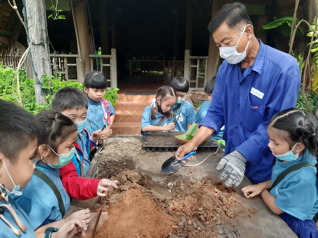 พาเด็กๆไปเรียนรู้วิธีการผสมดินในการปลูกต้นไม้