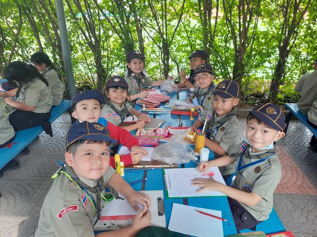 ทำกิจกรรมร่วมกับนักเรียนในรายวิชาลูกเสือ เพื่อฝึกกระบวนการคิด