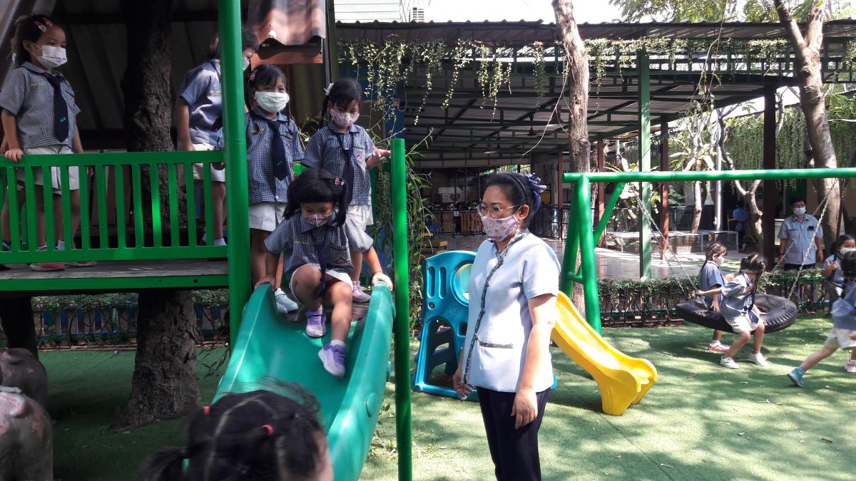 ดูแลความปลอดภัยของนักเรียนอนุบาล 