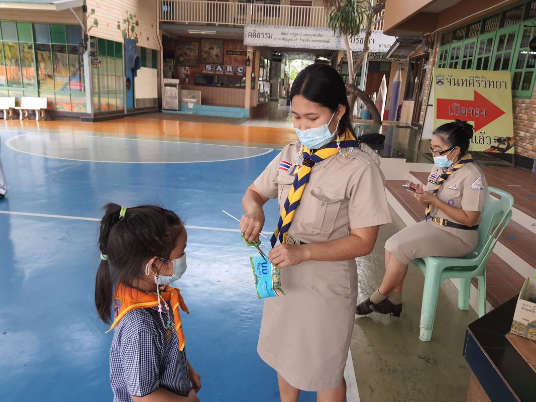 จิตอาสาแจกนมนักเรียน