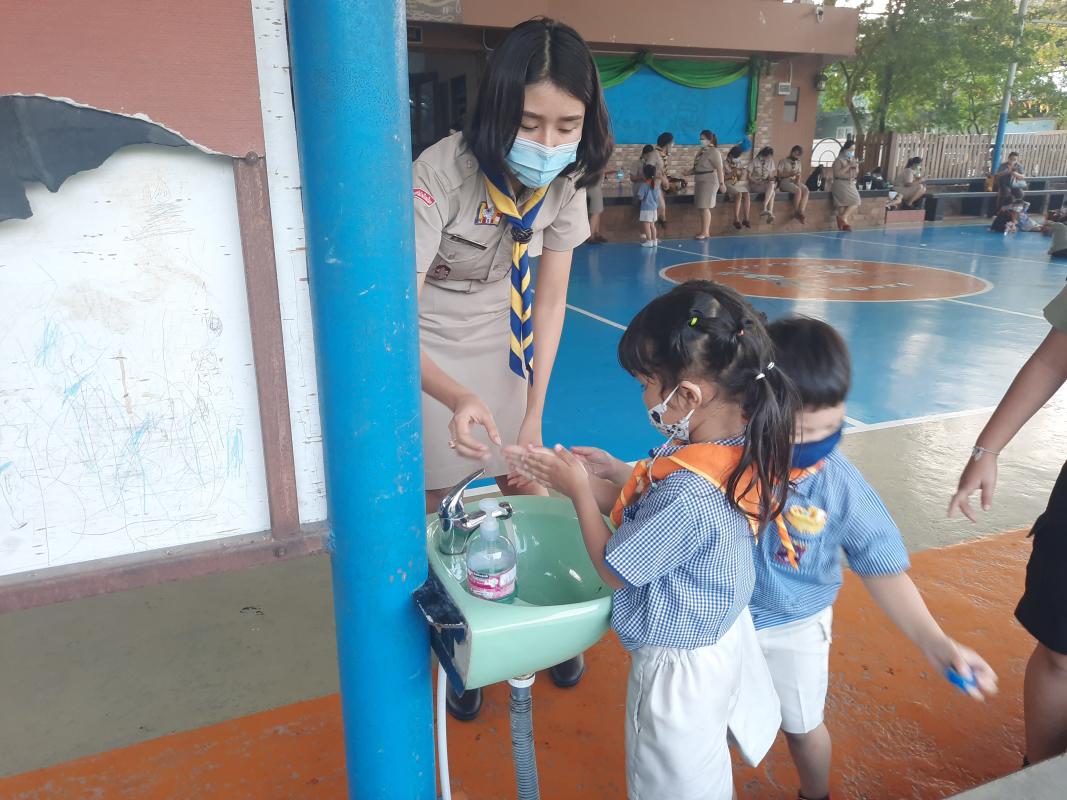 สอนวิธีการล้างมือที่ถูกต้องให้กับนักเรียน