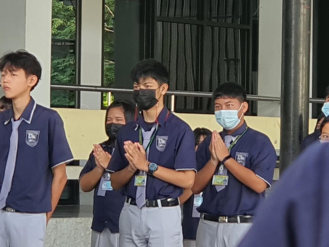 ดูแลนักเรียนสวดมนต์