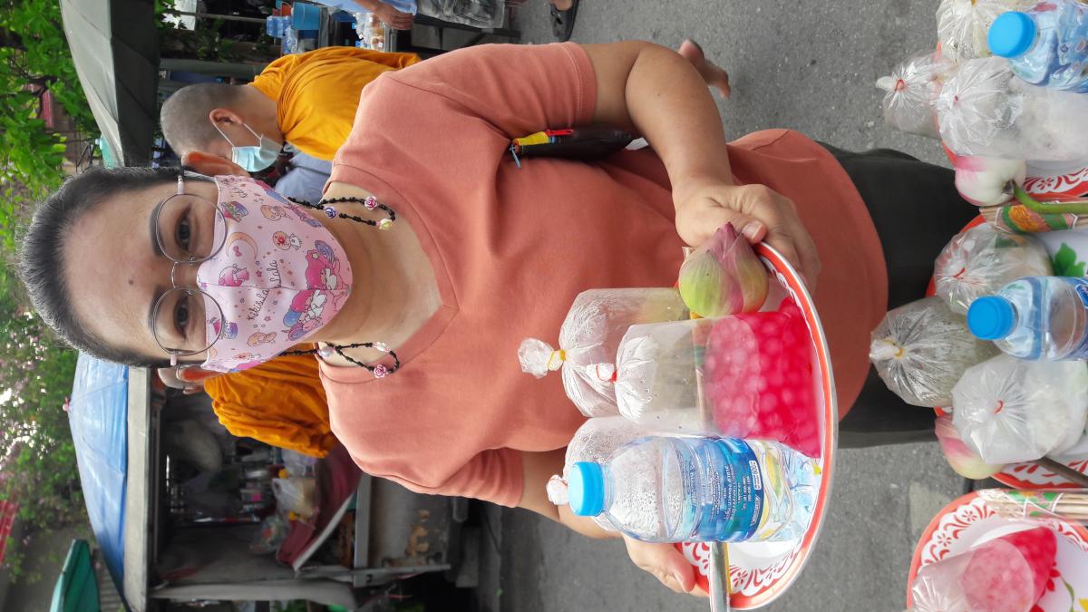 ทำบุญใส่บาตร