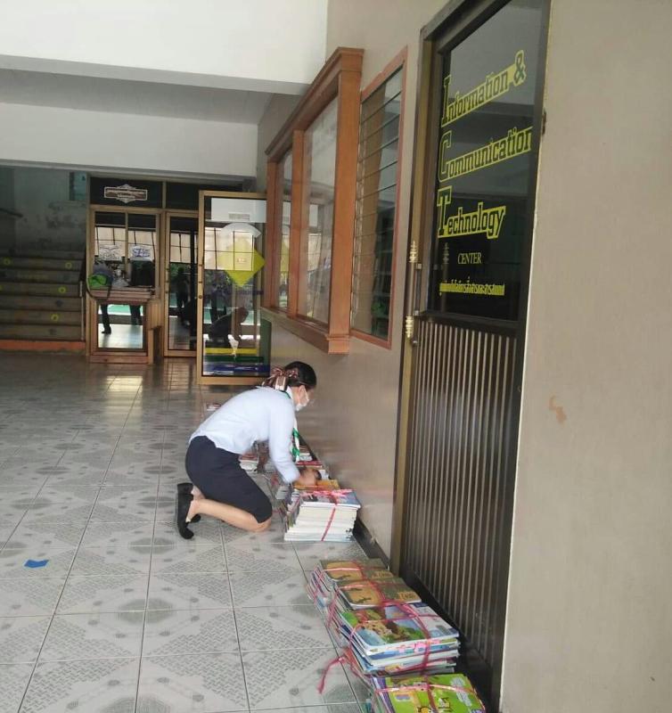 จิตอาสาจัดเตรียมหนังสือให้นักเรียน