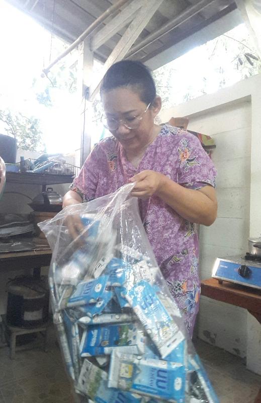 เก็บรวบรวมกล่องนมเพื่อบริจาค