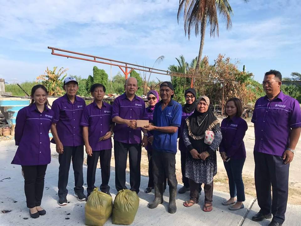 PENGAKAP BANTU MANGSA KEBAKARAN KG RANCHA-RANCHA DARAT