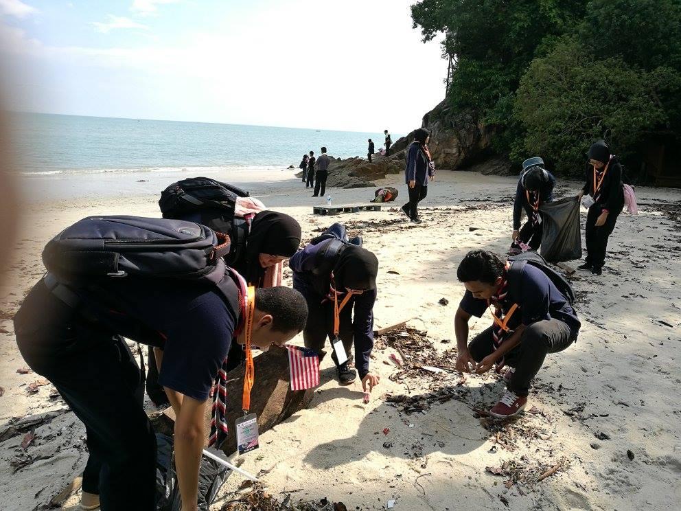 MERDEKA WALK AND CLEAN UP THE WORLD