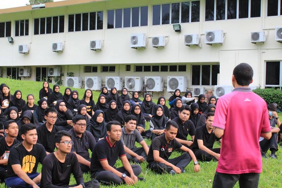 Ladam Kuda, Istiadat Menaikkan dan Menurunkan Bendera