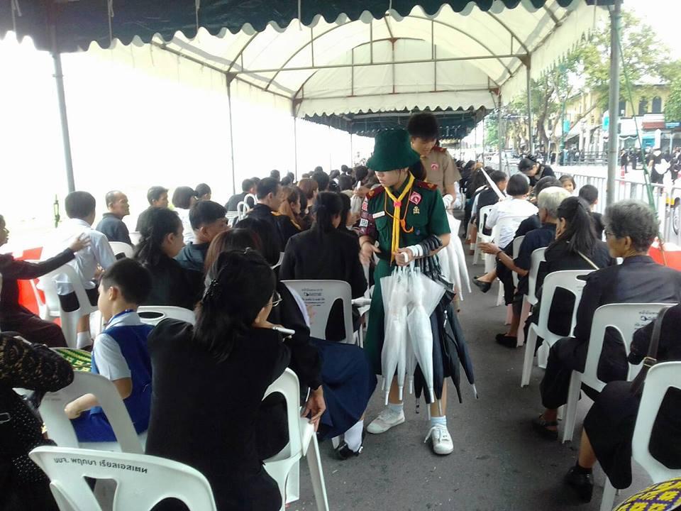จิตอาสาบริการร่มแก่ประชาชน