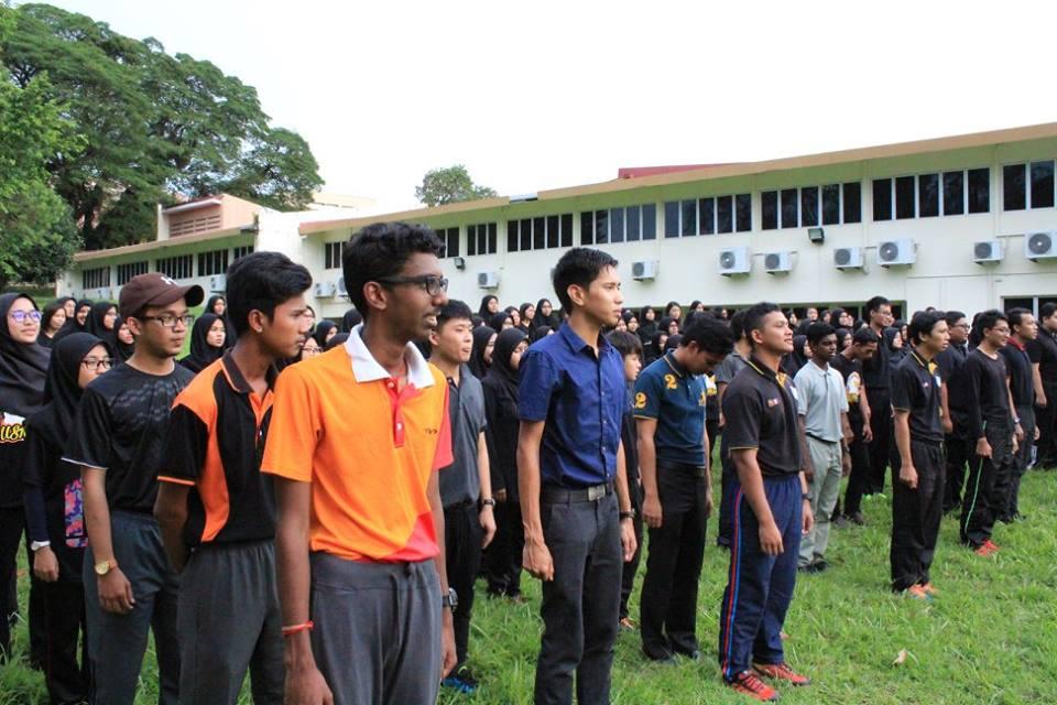 Ladam Kuda, Istiadat Menaikkan dan Menurunkan Bendera