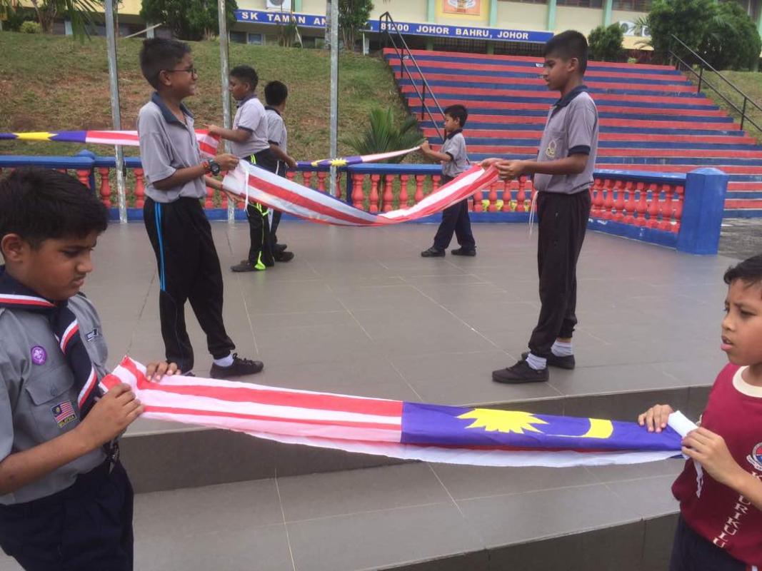 Aktiviti Kokurikulum Pengakap-Cara Lipatan Bendera di SK Taman Anggerik