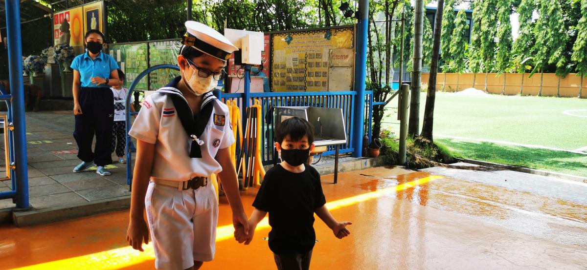 จิตอาสา ส่งน้องเข้าห้องเรียนระดับชั้นอนุบาล