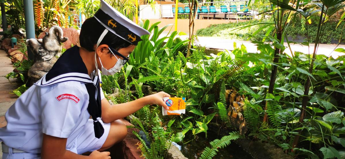 จิตอาสาการป้องกันลูกน้ำยุงลาย โดยการใส่ทรายอะเบทลงในท่อน้ำขังต่าง ๆ