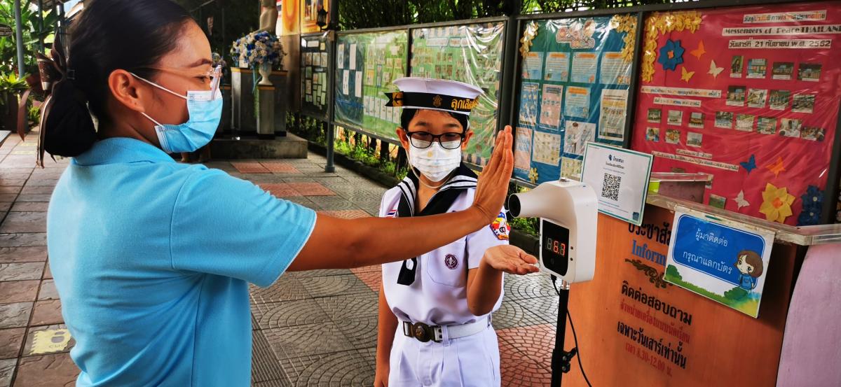 จิตอาสา บริการจุดวัดไข้และกดเจลล้างมือประตูทางเข้า 1