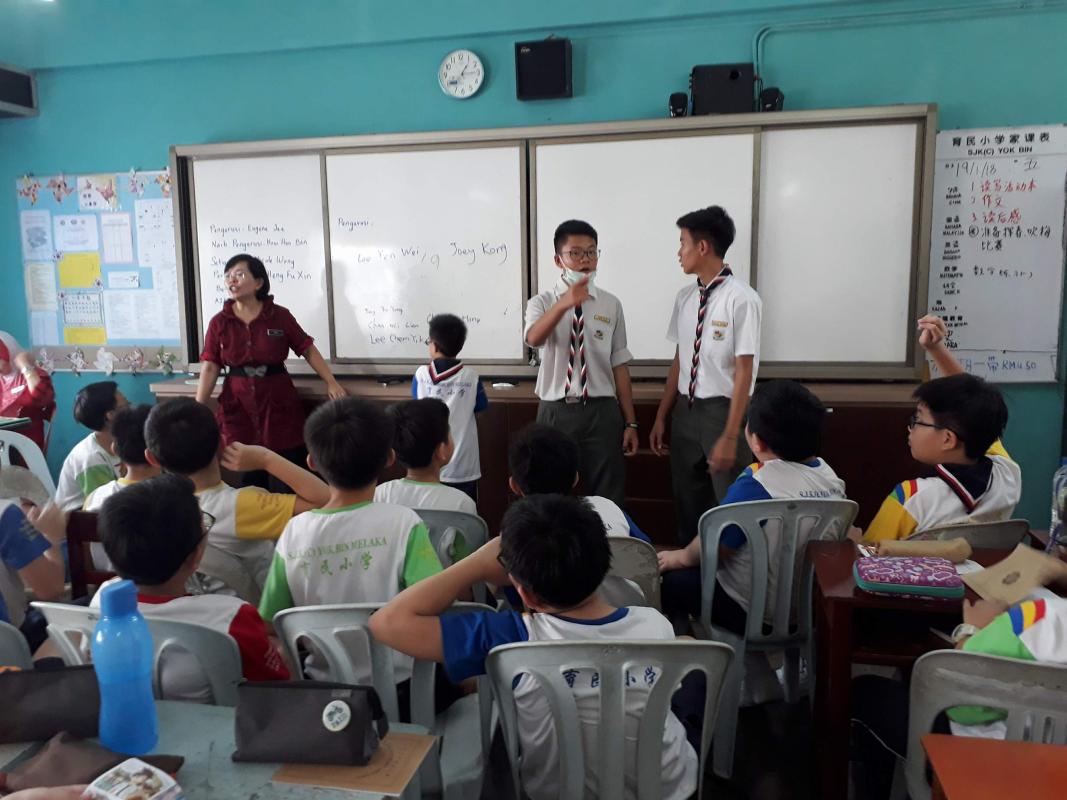 Teaching SJK(C) Yok Bin's students about Scouts