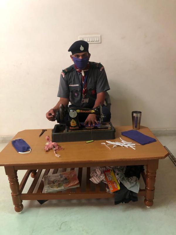 मास्क बनाकर वितरित किए 