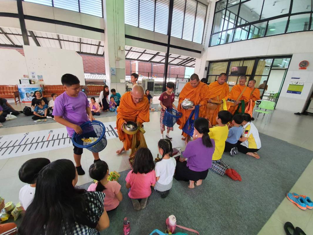 Organize activity - Offer food to the monks 