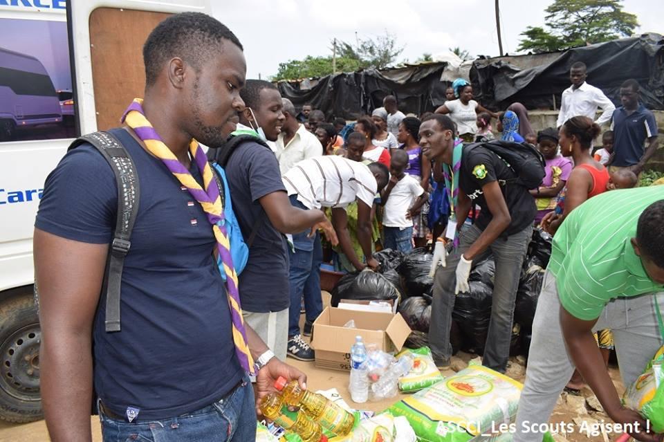 LES SCOUTS APPORTENT LEUR AIDE AUX PERSONNES  SINISTREES DES INNODATIONS LIEES AUX FORTES PLUIES A ABIDJAN.