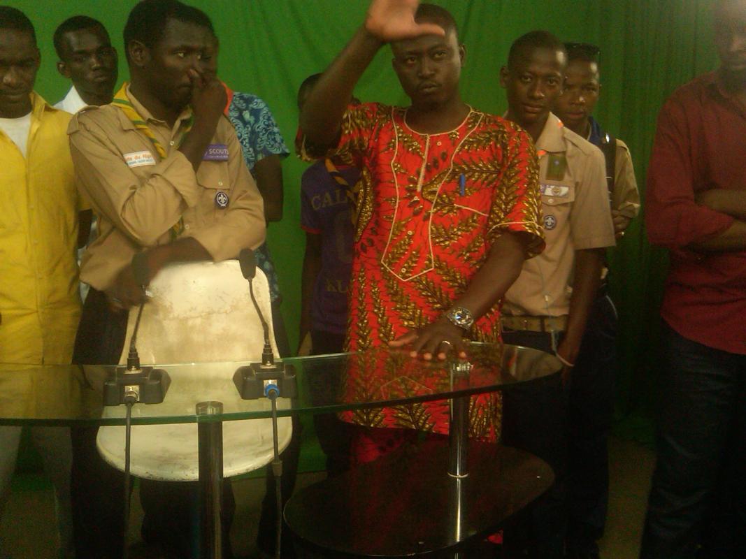 visite guidé au groupe de presse DOUNIA pour permettre aux jeunes de comprendre le principe du traitement de l'information et sa difusion