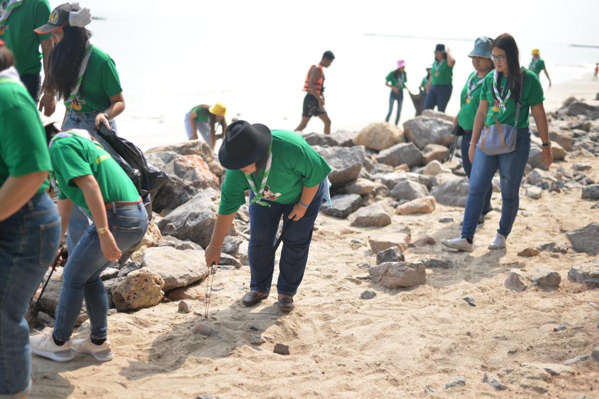 เก็บขยะริมชายหาด