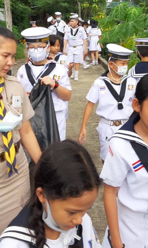 จิตอาสา เก้บขยะบริเวณรอบโรงเรียน