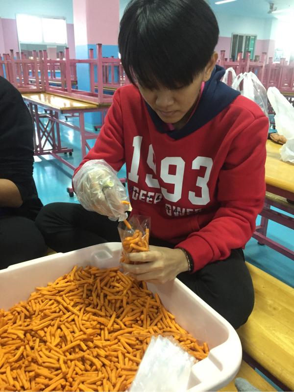 แพ็คขนมให้เด็กๆ