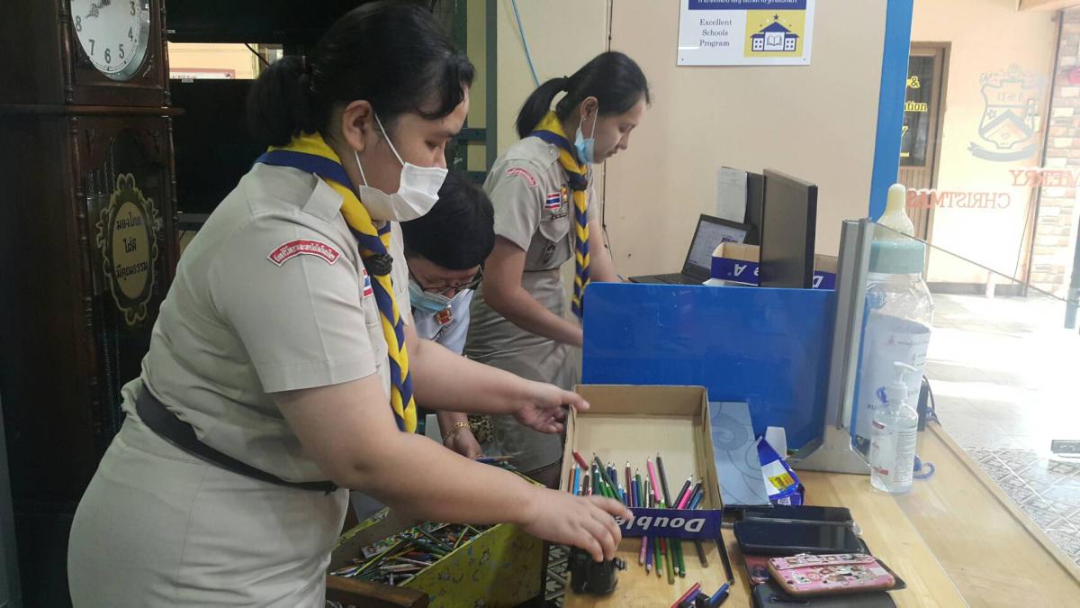 จิตอาสาเตรียมอุปกรณ์การประชุมให้กับนักเรียน-นักศึกษา