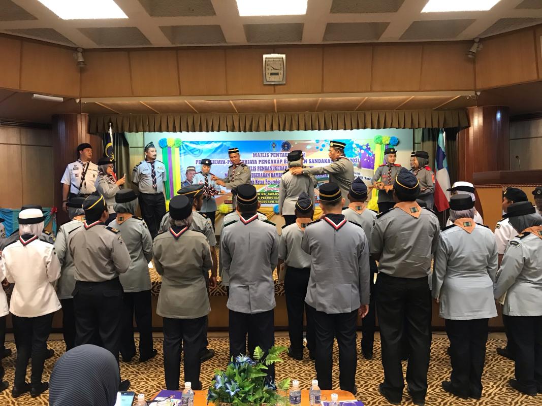 Skaf GILWELL & Kalung MANIKAYU Buat Pemimpin Sejati