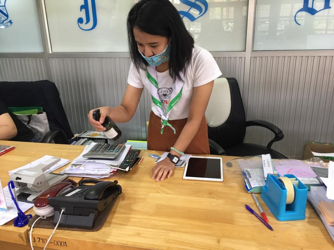 จิตอาสา ฉีดน้ำยาฆ่าเชื้อให้กับผู้เข้าติดต่อในสำนักงาน