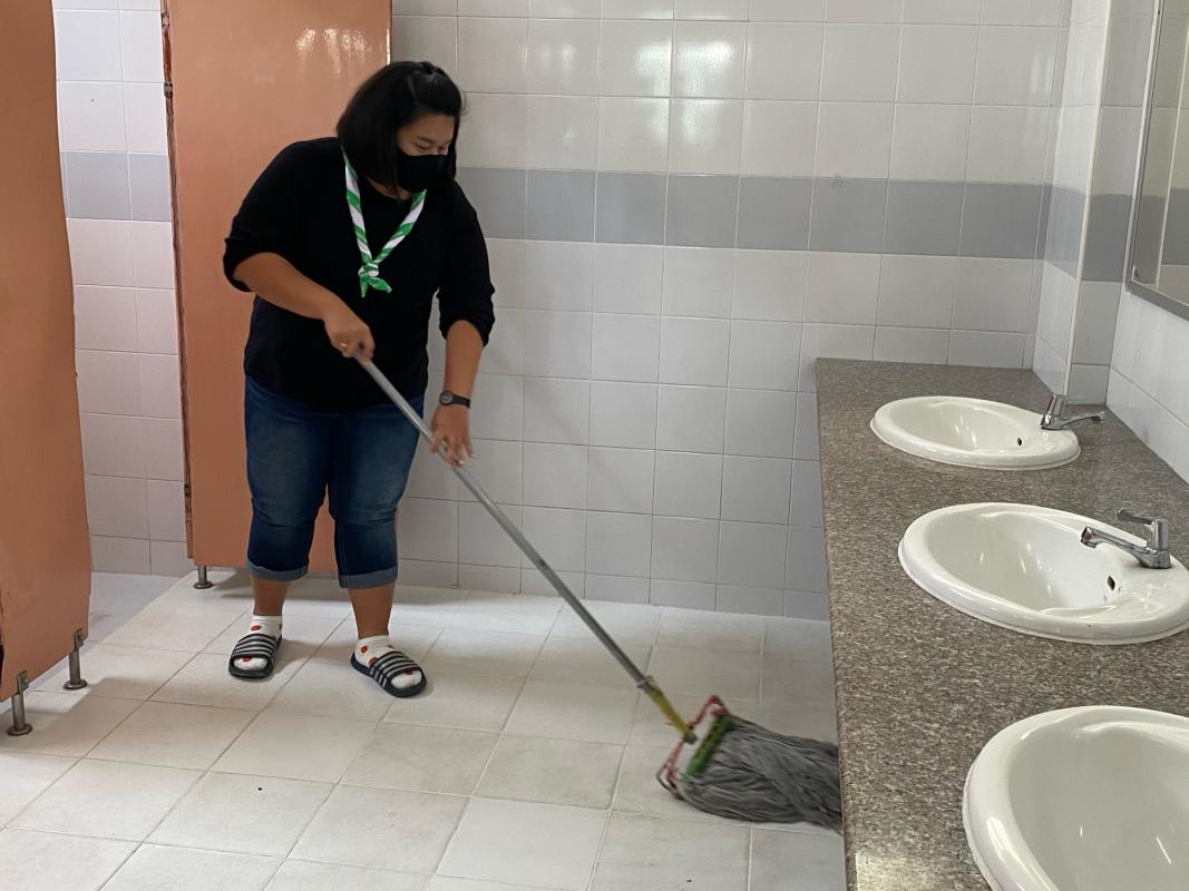 จิตอาสาทำความสะอาดห้องน้ำ