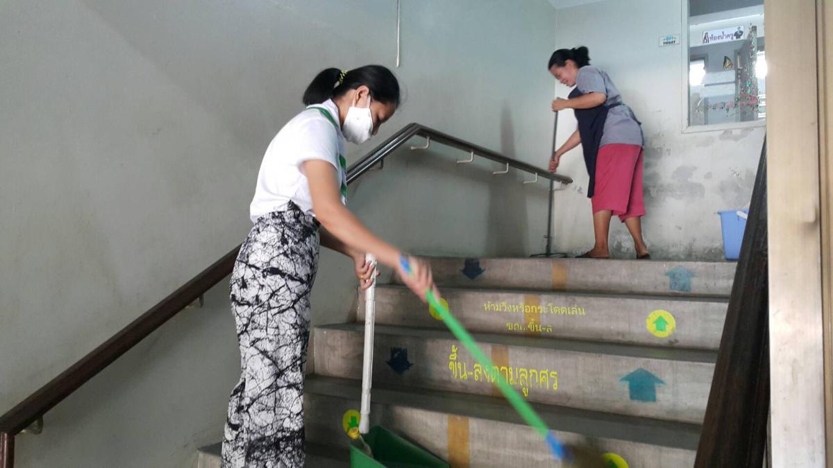 จิตอาสาช่วยแม่บ้านทำความสะอาดทางขึ้นบันได